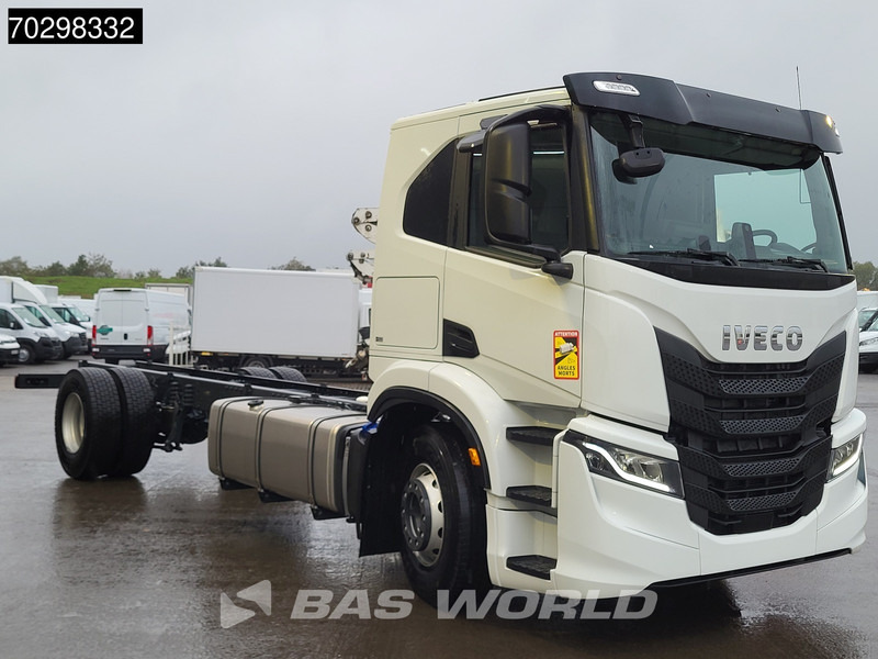 Iveco S-Way 340 4X2 NEW chassis! Automatic Navi ACC LED Euro 6 - Camion şasiu: Foto 3 Iveco S-Way 340 4X2 NEW chassis! Automatic Navi ACC LED Euro 6 - Camion şasiu: Foto 3