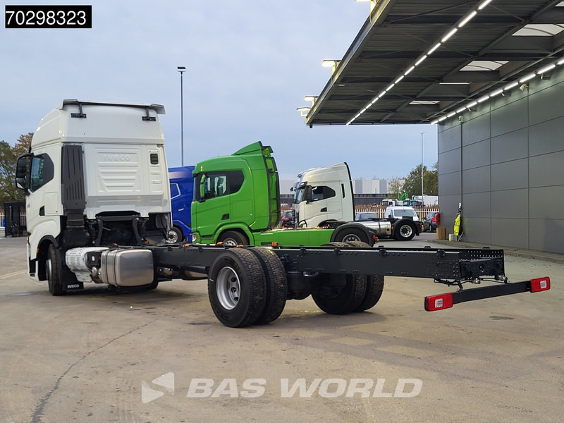 Iveco S-Way 420 4X2 NEW! Chassis, Automatic Standklima 2xTanks Euro 6 - Camion şasiu: Foto 2 Iveco S-Way 420 4X2 NEW! Chassis, Automatic Standklima 2xTanks Euro 6 - Camion şasiu: Foto 2