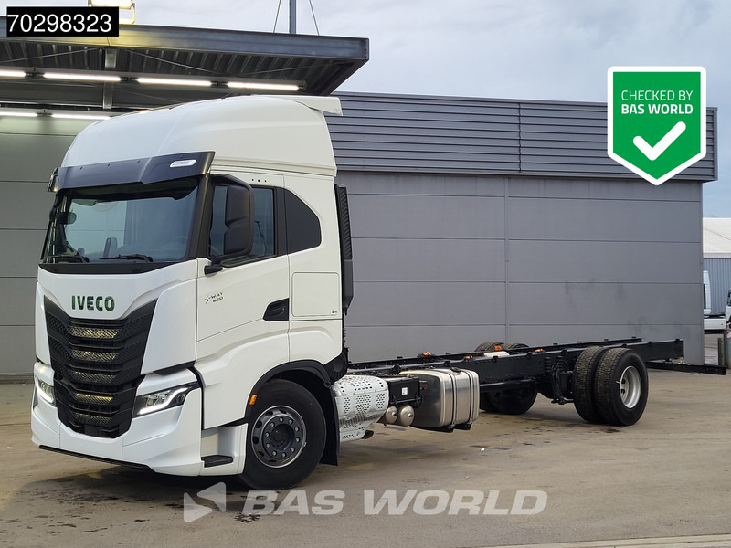 Iveco S-Way 420 4X2 NEW! Chassis, Automatic Standklima 2xTanks Euro 6 - Camion şasiu: Foto 1 Iveco S-Way 420 4X2 NEW! Chassis, Automatic Standklima 2xTanks Euro 6 - Camion şasiu: Foto 1