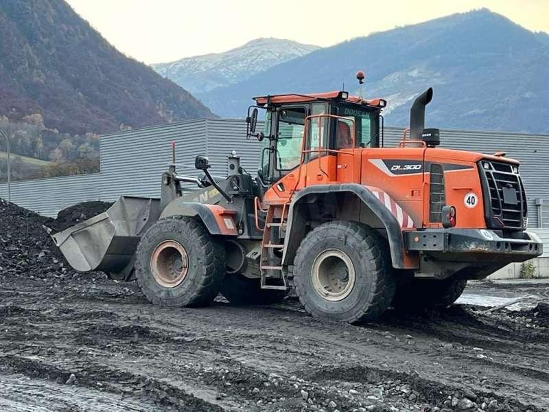 Doosan DL300 - Încărcător frontal pe pneuri: Foto 1 Doosan DL300 - Încărcător frontal pe pneuri: Foto 1