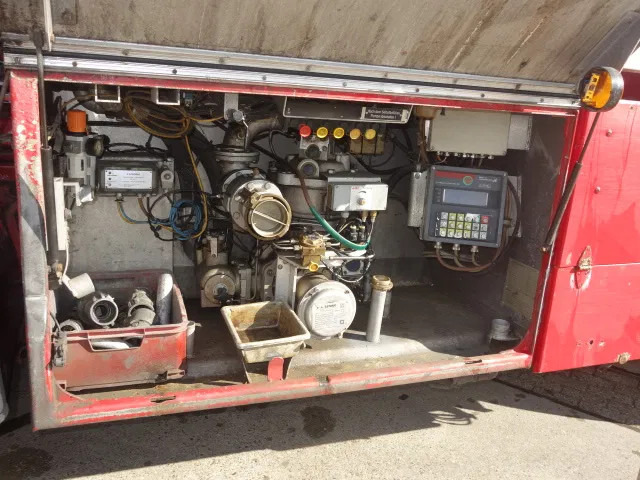 MAN 19-264 manual fuelpump 13500 liter,6 cil - Camion cisternă: Foto 4 MAN 19-264 manual fuelpump 13500 liter,6 cil - Camion cisternă: Foto 4