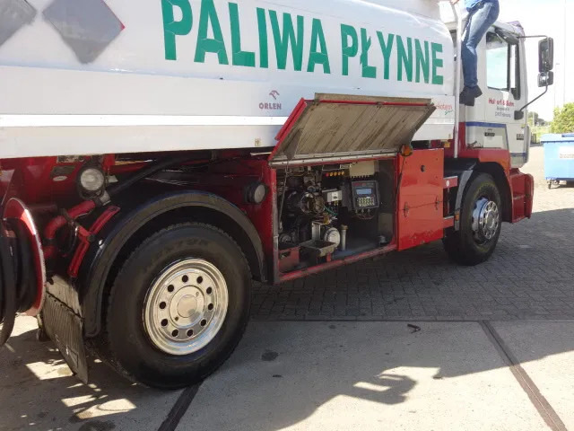 MAN 19-264 manual fuelpump 13500 liter,6 cil - Camion cisternă: Foto 3 MAN 19-264 manual fuelpump 13500 liter,6 cil - Camion cisternă: Foto 3