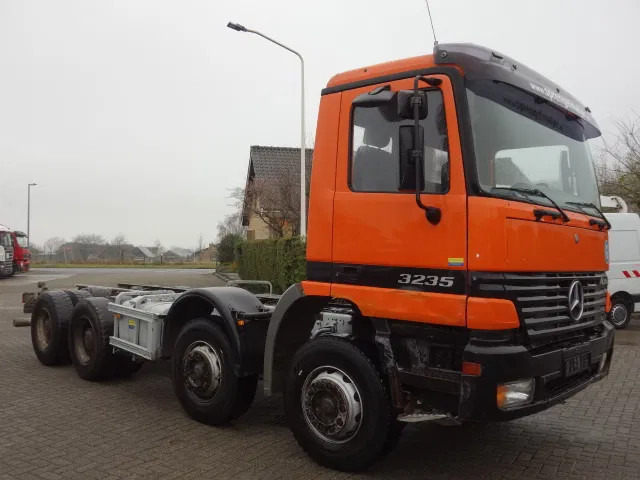 Mercedes-Benz Actros 3235 8x4 steelsprings,manual gearbox - Camion şasiu: Foto 1 Mercedes-Benz Actros 3235 8x4 steelsprings,manual gearbox - Camion şasiu: Foto 1