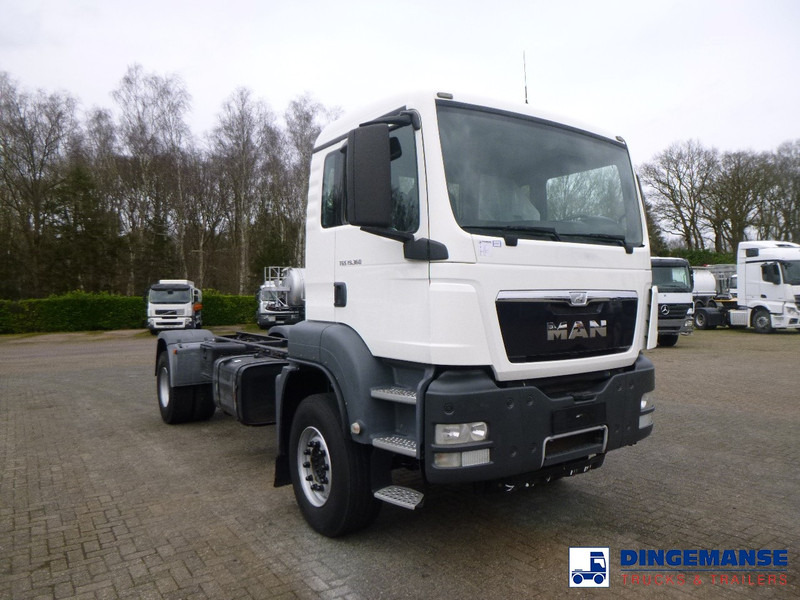 MAN TGS 19.360 4X2 BBS manual Euro 2 chassis + PTO - Camion şasiu: Foto 2 MAN TGS 19.360 4X2 BBS manual Euro 2 chassis + PTO - Camion şasiu: Foto 2