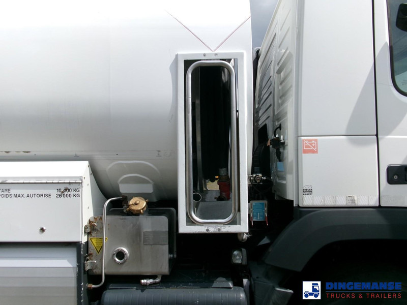 Volvo FM 380 6X2 fuel tank 20.6 m3 / 4 comp - Camion cisternă: Foto 5 Volvo FM 380 6X2 fuel tank 20.6 m3 / 4 comp - Camion cisternă: Foto 5