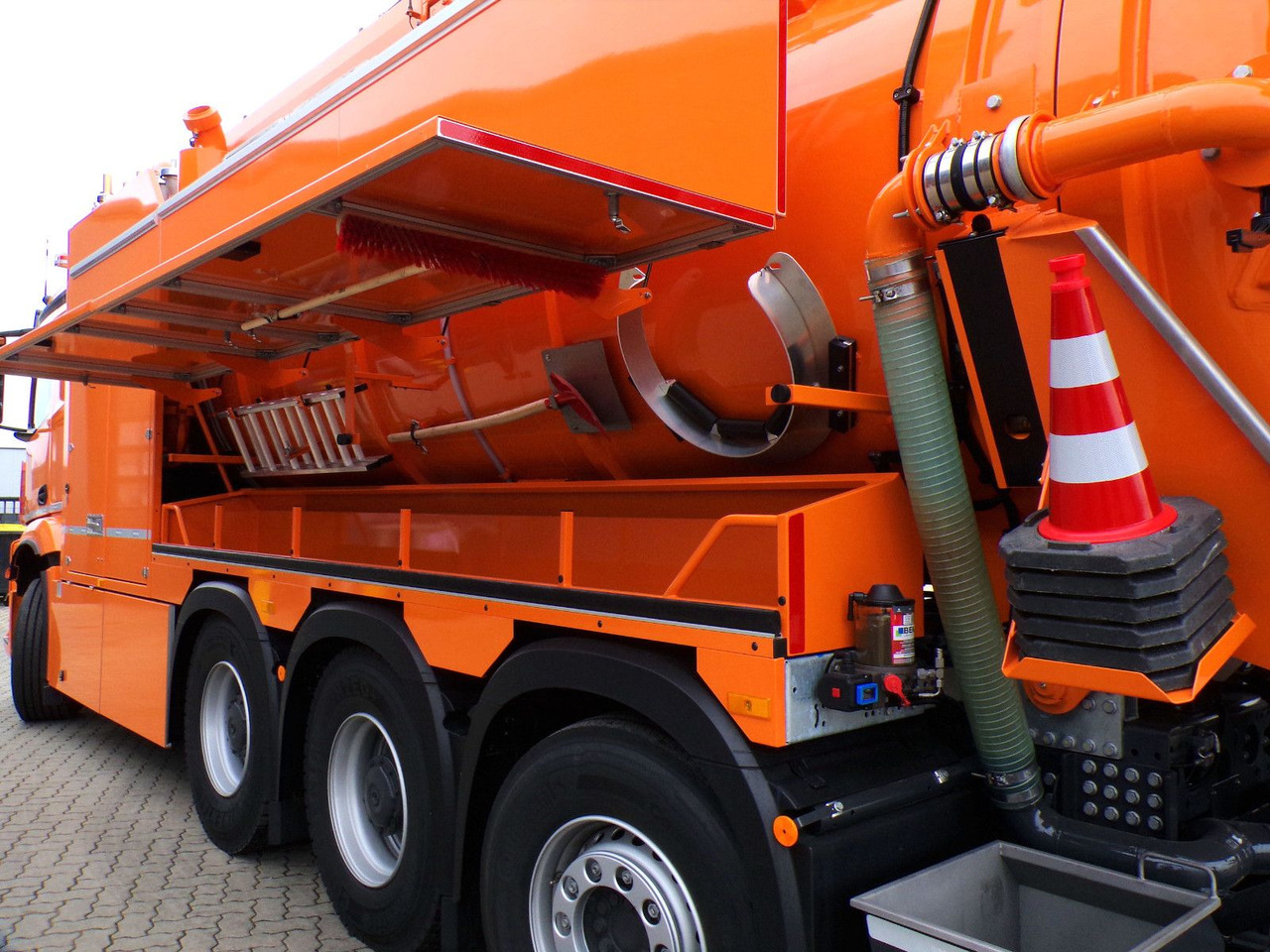 Mercedes-Benz Arocs 3551 8x4 Müller 16mCanalmaster F160EWA WRG - Maşină pentru vidanjări: Foto 5 Mercedes-Benz Arocs 3551 8x4 Müller 16mCanalmaster F160EWA WRG - Maşină pentru vidanjări: Foto 5