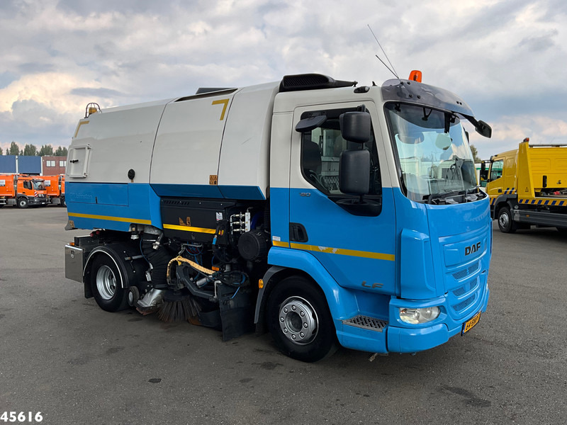 DAF FA LF 180 Euro 6 Johnston VS502 Just 138.807 km! - Măturătoare stradală: Foto 4 DAF FA LF 180 Euro 6 Johnston VS502 Just 138.807 km! - Măturătoare stradală: Foto 4