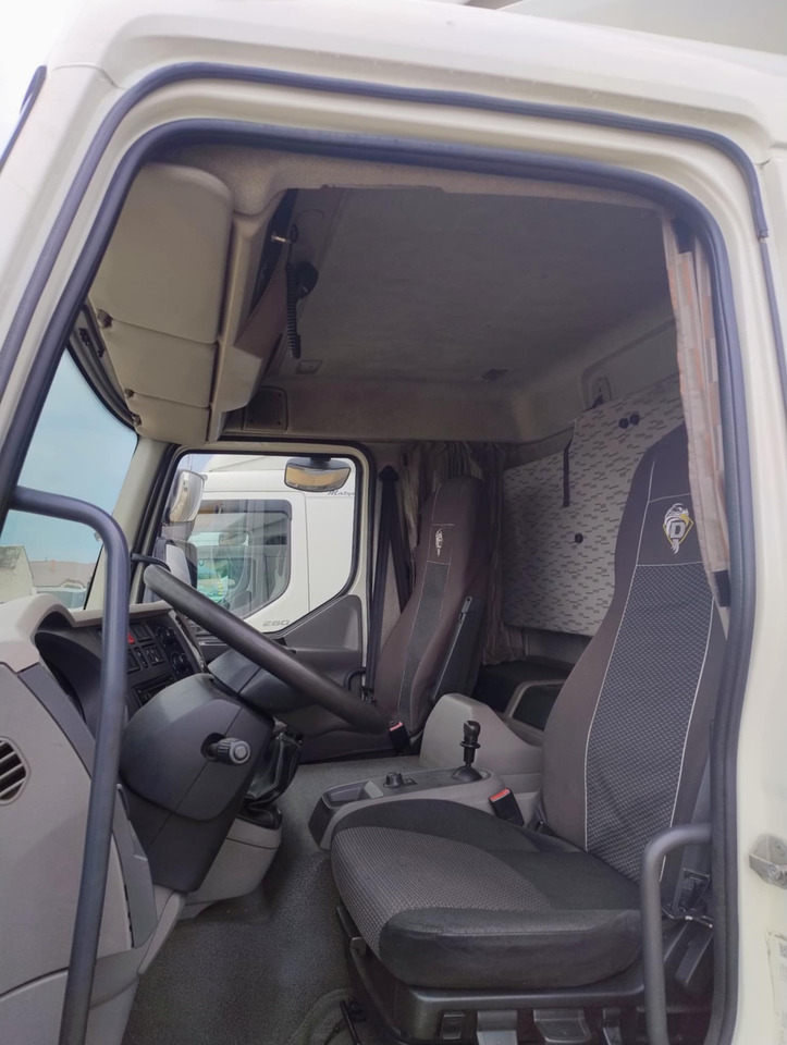 DAF LF 250 / Curtainsider 18 EPAL / sleeping cab - Camion cu prelată: Foto 4 DAF LF 250 / Curtainsider 18 EPAL / sleeping cab - Camion cu prelată: Foto 4
