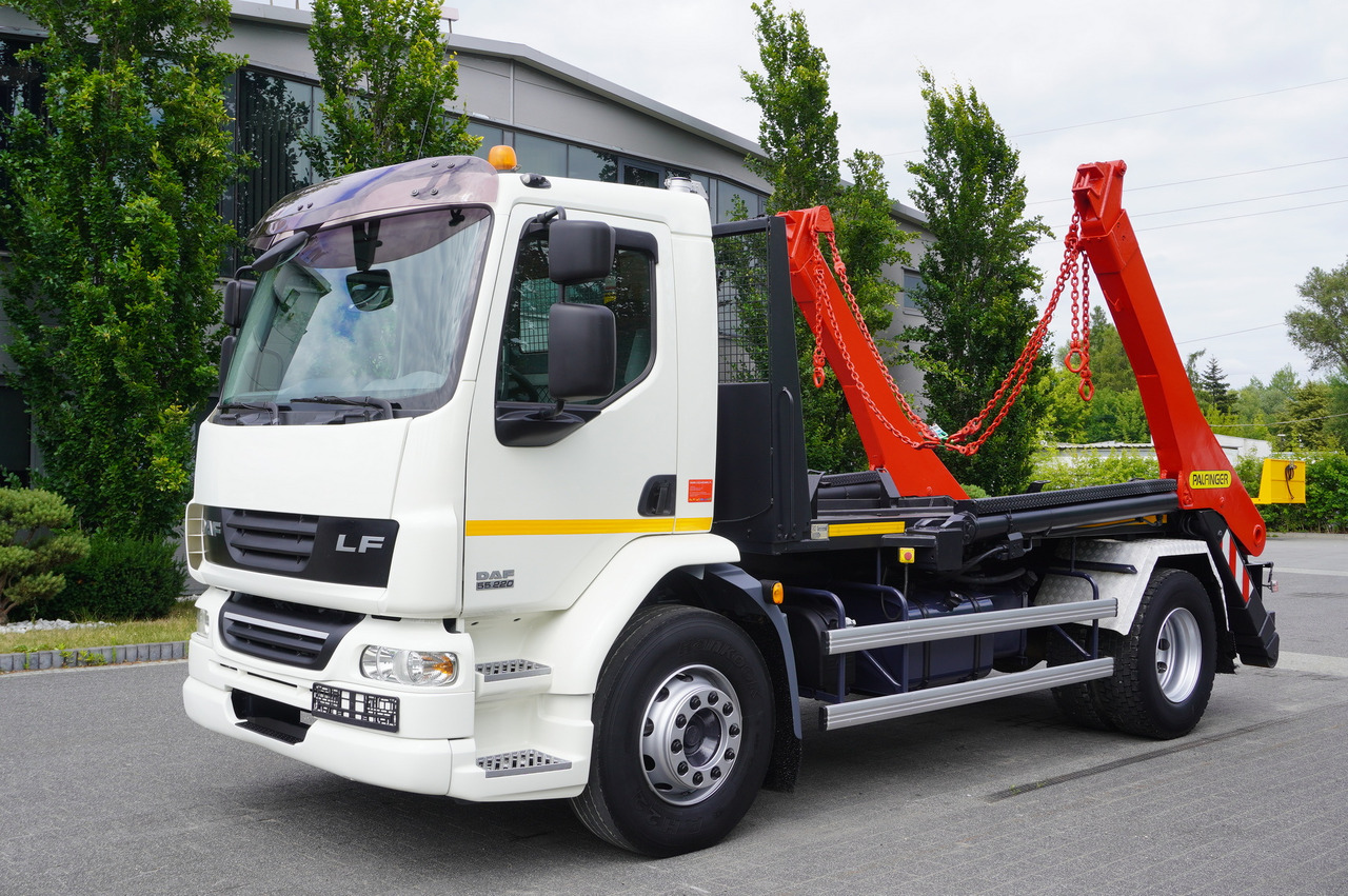 DAF LF 55.220 Skip loader GUIMA PALFINGER M14T - Camion container de gunoi: Foto 1 DAF LF 55.220 Skip loader GUIMA PALFINGER M14T - Camion container de gunoi: Foto 1