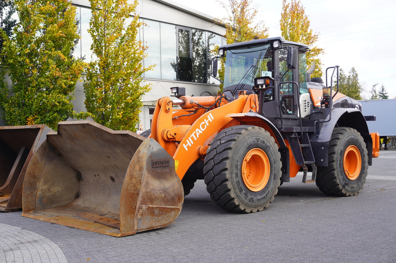HITACHI ZW220 articulated loader / 2 buckets - Încărcător frontal pe pneuri: Foto 2 HITACHI ZW220 articulated loader / 2 buckets - Încărcător frontal pe pneuri: Foto 2