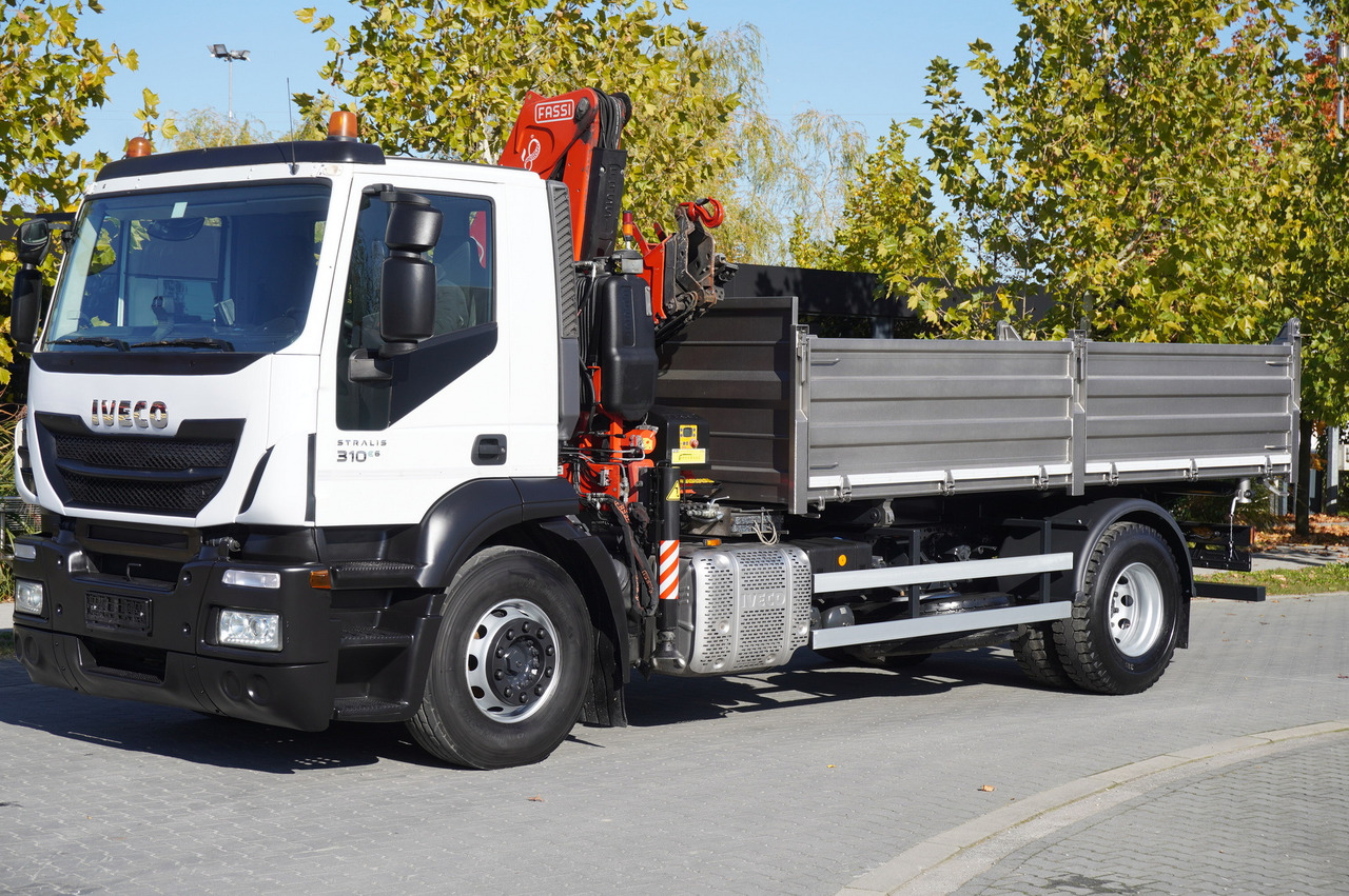 IVECO Stralis 310 E6 / NEW 3-sided tipper / Fassi F135 crane with remote control - Camion platformă, Camion cu macara: Foto 3 IVECO Stralis 310 E6 / NEW 3-sided tipper / Fassi F135 crane with remote control - Camion platformă, Camion cu macara: Foto 3