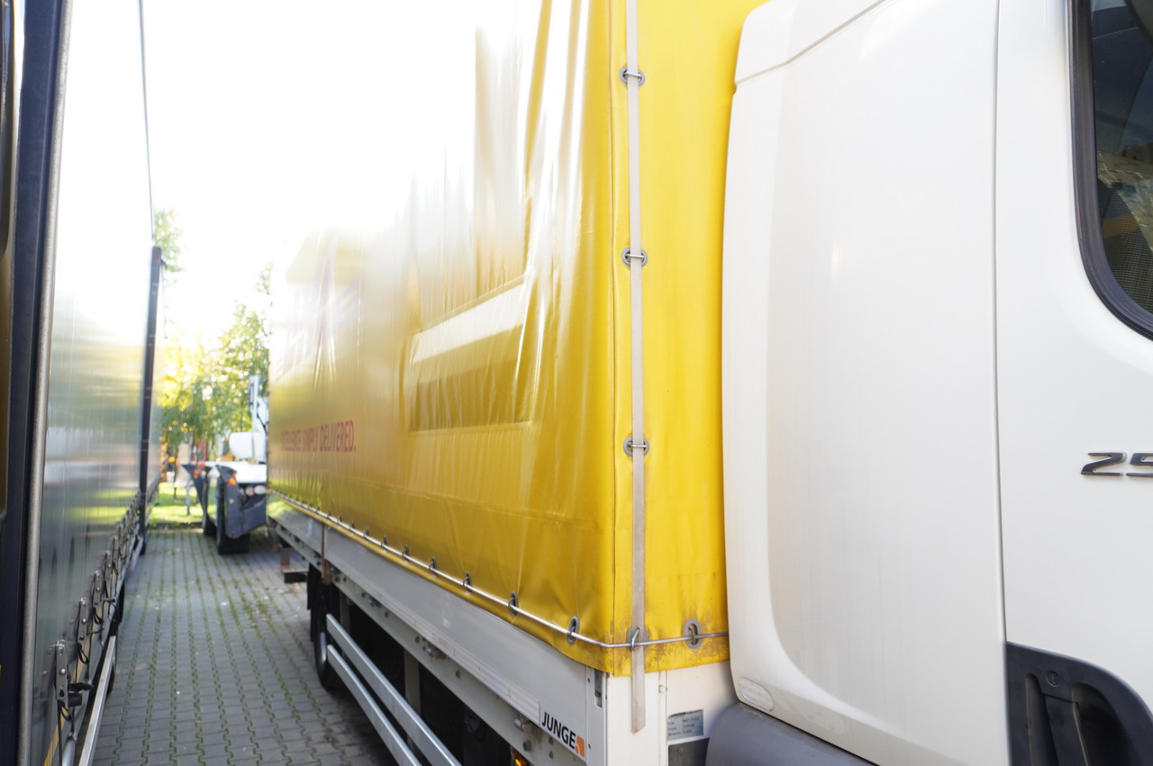 JUNGE Body Tarpaulin JUNGE / 18 Europallets / 2015 - Caroserie cu prelata: Foto 4 JUNGE Body Tarpaulin JUNGE / 18 Europallets / 2015 - Caroserie cu prelata: Foto 4
