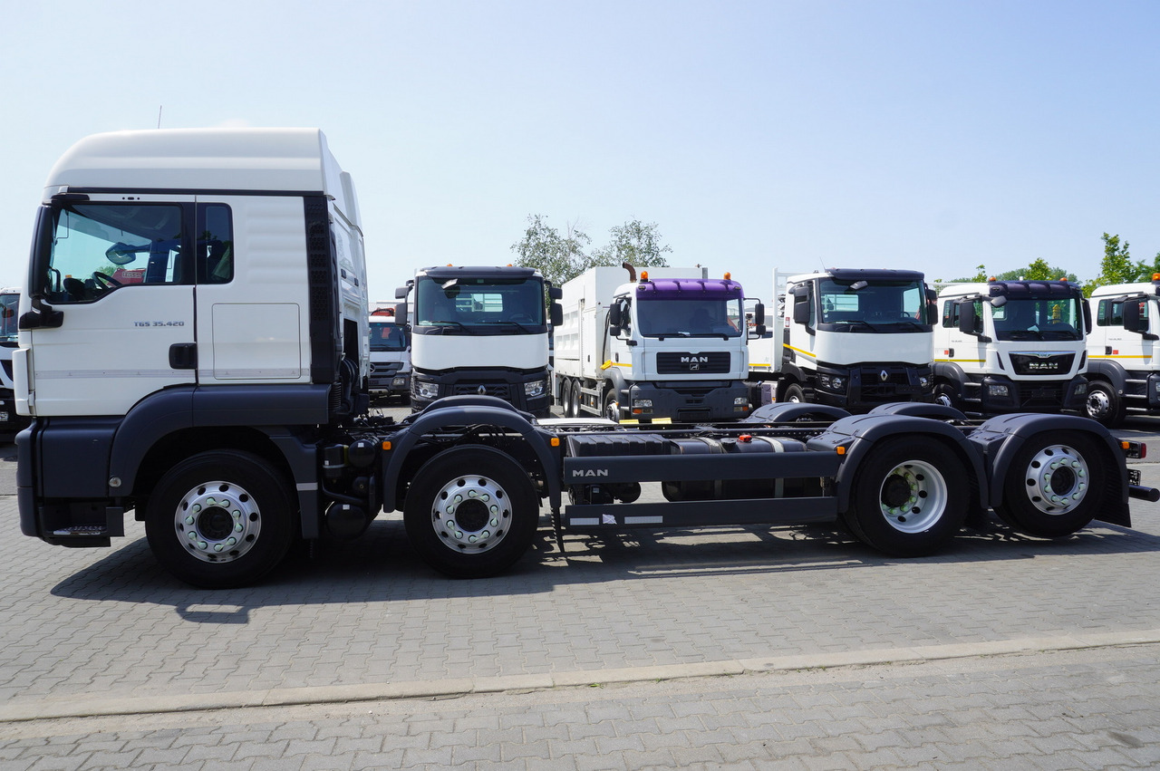 MAN TGS 35.420 8x2 / Chassis 6.4 m / 3 steered axles - Camion şasiu: Foto 3 MAN TGS 35.420 8x2 / Chassis 6.4 m / 3 steered axles - Camion şasiu: Foto 3