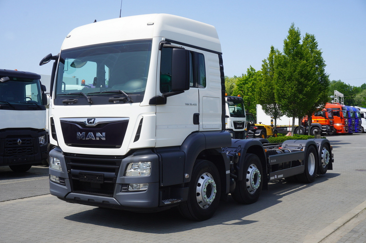 MAN TGS 35.420 8x2 / Chassis 6.4 m / 3 steered axles - Camion şasiu: Foto 2 MAN TGS 35.420 8x2 / Chassis 6.4 m / 3 steered axles - Camion şasiu: Foto 2