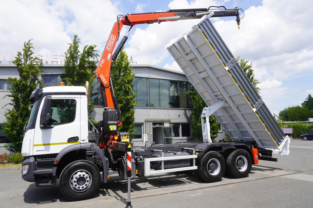 MERCEDES-BENZ AROCS 2633 6x4 / 5.5 T crane FASSI F135 / Tipper 15 EPAL - Camion cu macara: Foto 5 MERCEDES-BENZ AROCS 2633 6x4 / 5.5 T crane FASSI F135 / Tipper 15 EPAL - Camion cu macara: Foto 5