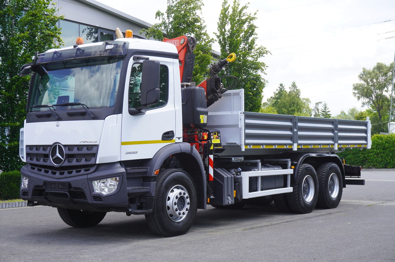 MERCEDES-BENZ AROCS 2633 6x4 / 5.5 T crane FASSI F135 / Tipper 15 EPAL - Camion cu macara: Foto 2 MERCEDES-BENZ AROCS 2633 6x4 / 5.5 T crane FASSI F135 / Tipper 15 EPAL - Camion cu macara: Foto 2