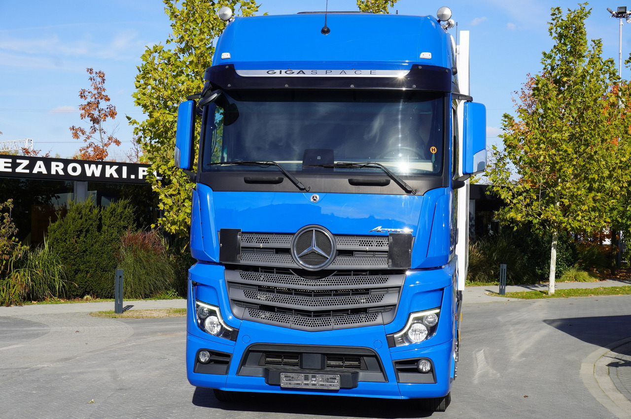 MERCEDES-BENZ Actros 2548 E6 / GIGA / Cab Lounge chair / Lamberet Refrigerator / Carrier Supra 950 - Camion frigider: Foto 5 MERCEDES-BENZ Actros 2548 E6 / GIGA / Cab Lounge chair / Lamberet Refrigerator / Carrier Supra 950 - Camion frigider: Foto 5