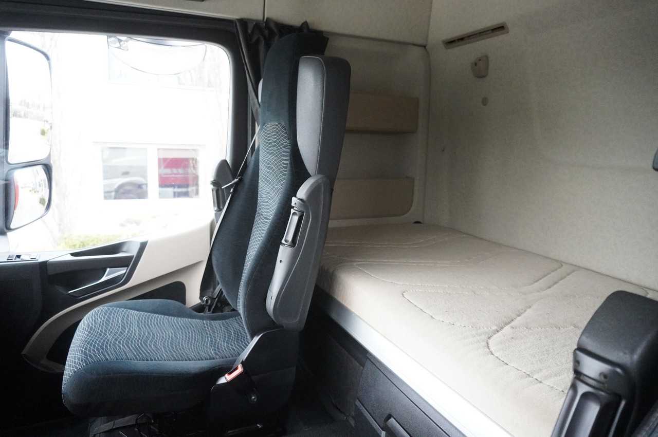 Camion platformă MERCEDES-BENZ Actros 3563 8x4 / Tipper for grain 20 t load capacity: Foto 32