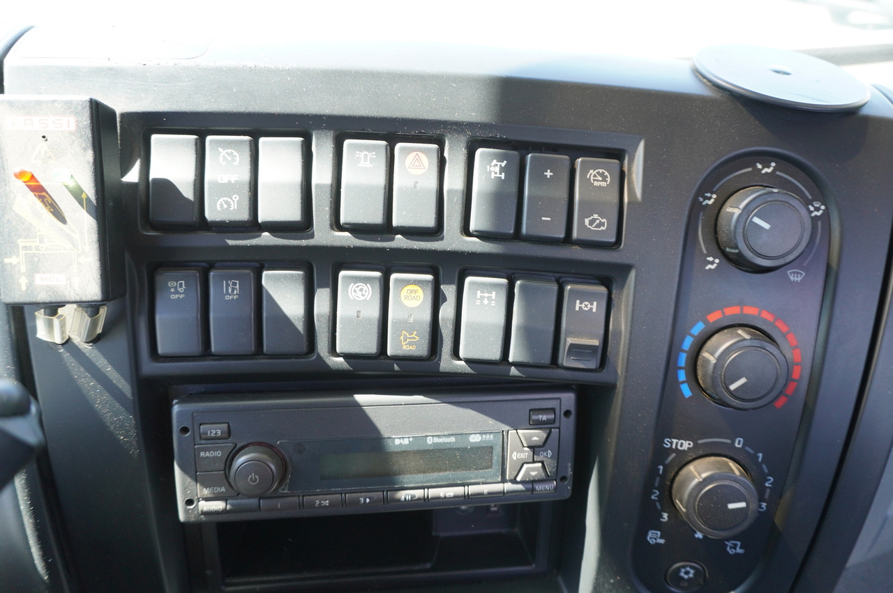 Camion platformă, Camion cu macara RENAULT C280 DTI 8 / FASSI crane 5.6 T / range 8 m / Flatbed 15 EPAL: Foto 19