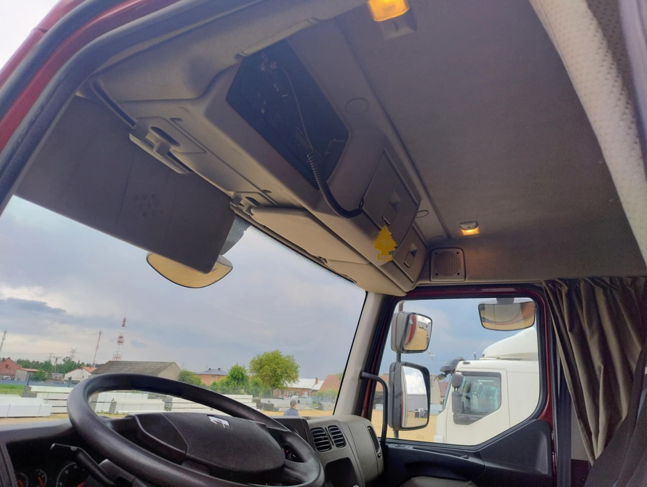 RENAULT Midlum 300 / Curtain 18 EPAL / Sleeping cab - Camion cu prelată: Foto 5 RENAULT Midlum 300 / Curtain 18 EPAL / Sleeping cab - Camion cu prelată: Foto 5