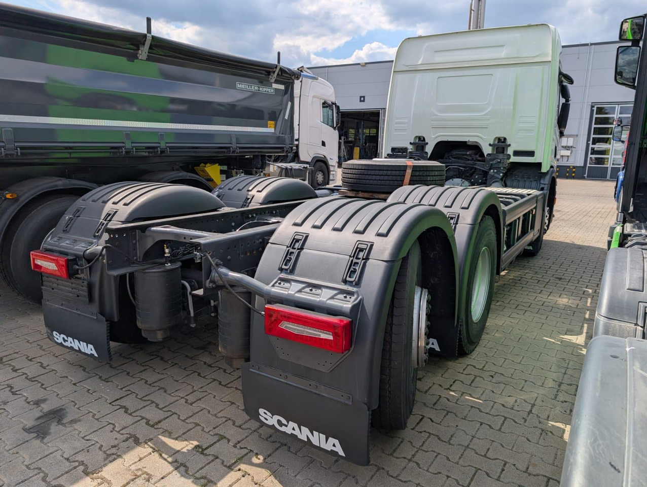 SCANIA P 340 B6x2*4NA / chassis frame / steering axle / CNG / large cab / 8 units - Camion şasiu: Foto 3 SCANIA P 340 B6x2*4NA / chassis frame / steering axle / CNG / large cab / 8 units - Camion şasiu: Foto 3