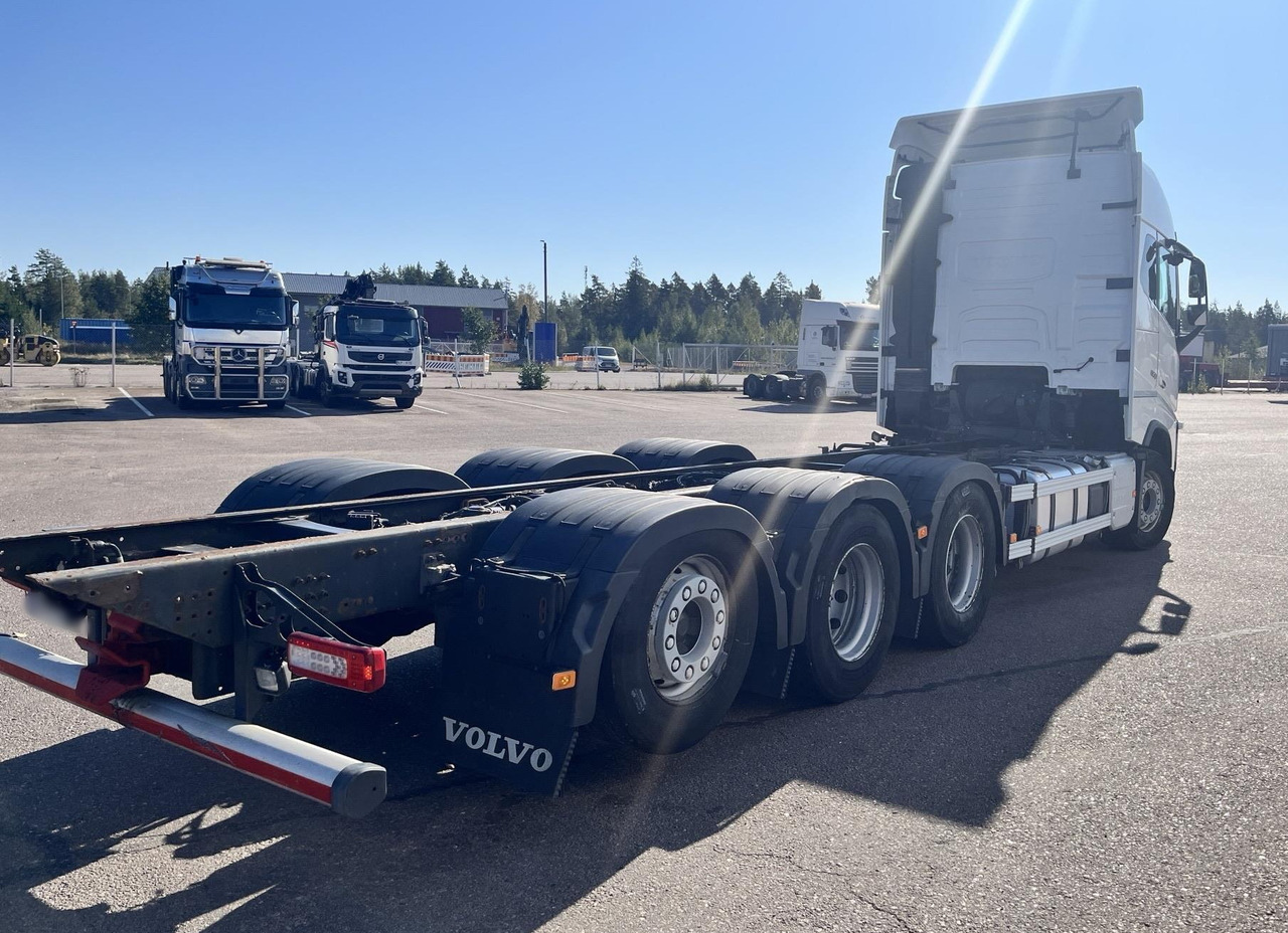 VOLVO FH 650 8x4 / Truck chassis / Sleeper cab - Camion şasiu: Foto 3 VOLVO FH 650 8x4 / Truck chassis / Sleeper cab - Camion şasiu: Foto 3
