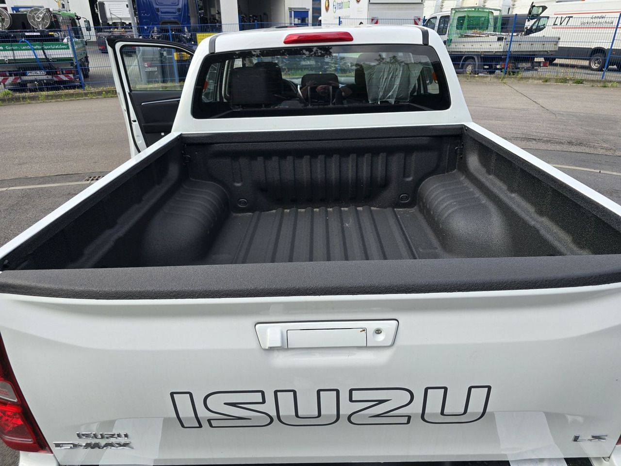 Isuzu PICK UP LS inkl. Ladeflächenausspritzung, 25er M - SUV: Foto 4 Isuzu PICK UP LS inkl. Ladeflächenausspritzung, 25er M - SUV: Foto 4