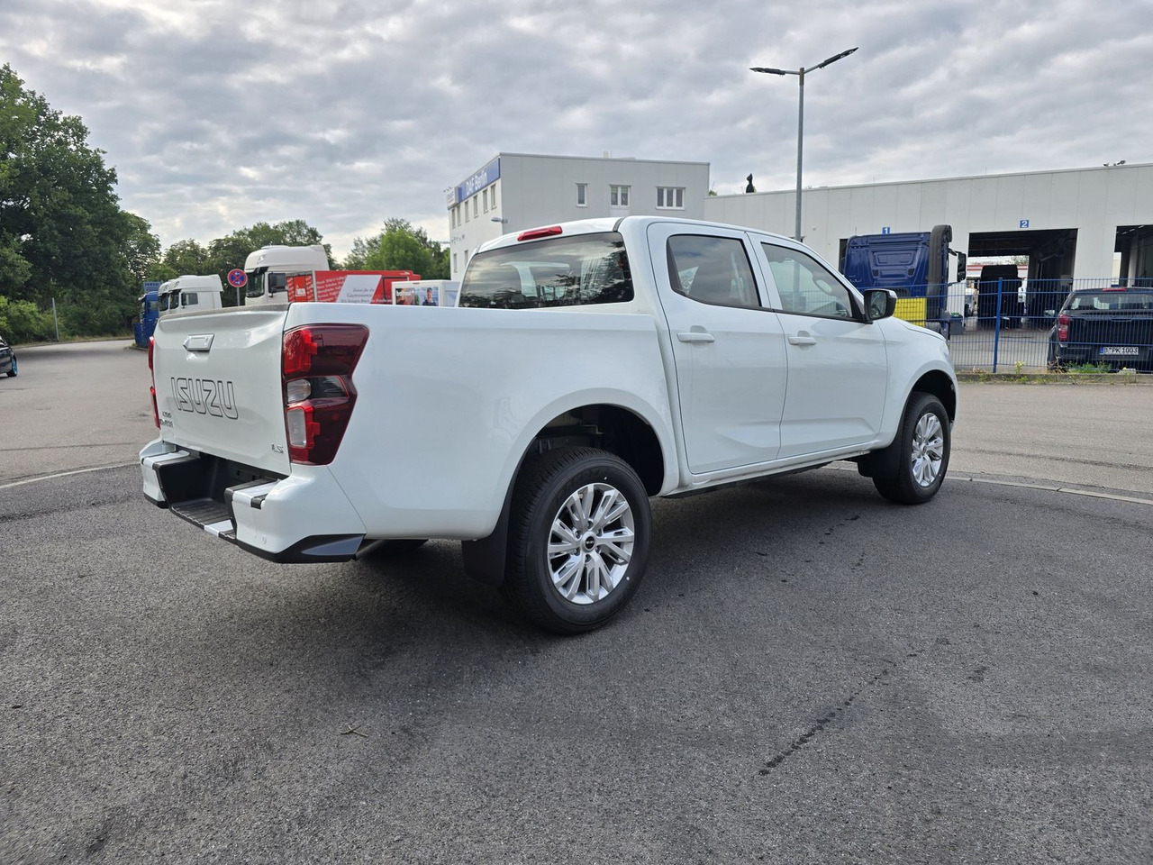 Isuzu PICK UP LS inkl. Ladeflächenausspritzung, 25er M - SUV: Foto 3 Isuzu PICK UP LS inkl. Ladeflächenausspritzung, 25er M - SUV: Foto 3