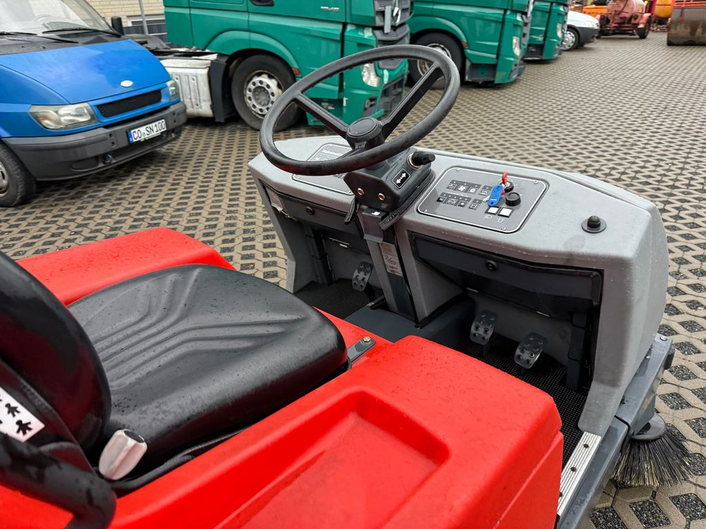 Hakomatic B1100 Kehr- Nass- Scheuersaugmaschine - Mașină de măturat industrială: Foto 5 Hakomatic B1100 Kehr- Nass- Scheuersaugmaschine - Mașină de măturat industrială: Foto 5