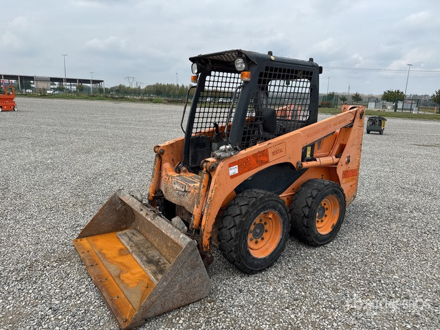 2012 Komatsu SK714-2 High Flow Skid Steer Loader - Mini încărcător: Foto 2 2012 Komatsu SK714-2 High Flow Skid Steer Loader - Mini încărcător: Foto 2