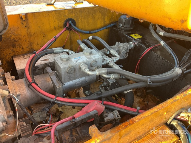 2015 Nifty-Lift HR12NDE 2WD Hybrid Articulating Boom Lift - Nacela articulata: Foto 5 2015 Nifty-Lift HR12NDE 2WD Hybrid Articulating Boom Lift - Nacela articulata: Foto 5