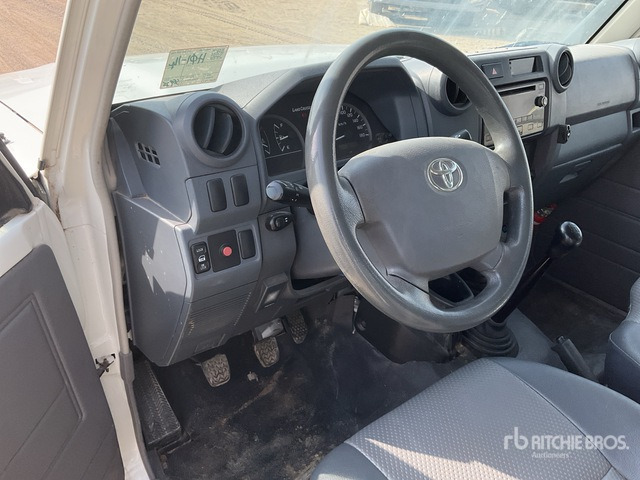 2016 Toyota Land Cruiser 79L 4x4 Crew Cab Pickup - Pick-up: Foto 5 2016 Toyota Land Cruiser 79L 4x4 Crew Cab Pickup - Pick-up: Foto 5