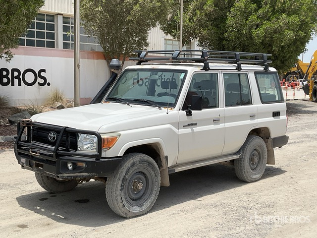 2018 Toyota Land Cruiser 76L 4x4 SUV - SUV: Foto 2 2018 Toyota Land Cruiser 76L 4x4 SUV - SUV: Foto 2