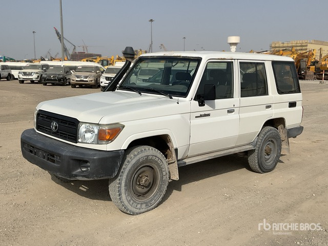 2018 Toyota Land Cruiser 76L 4x4 SUV - SUV: Foto 1 2018 Toyota Land Cruiser 76L 4x4 SUV - SUV: Foto 1