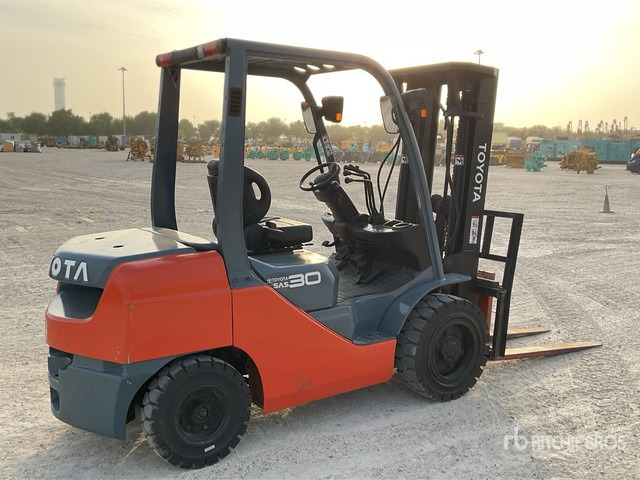 Toyota 72-8FDJ30 - Stivuitor diesel: Foto 4 Toyota 72-8FDJ30 - Stivuitor diesel: Foto 4