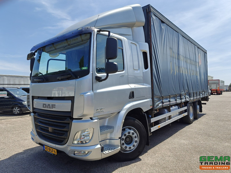 DAF CF 400 FAN 6x2/4 SpaceCab Euro6A - Schuifzeilenbak 7.7m + Laadklep 2000kg - HH Vloer - AanhangerKoppeling - Camion cu prelată: Foto 1 DAF CF 400 FAN 6x2/4 SpaceCab Euro6A - Schuifzeilenbak 7.7m + Laadklep 2000kg - HH Vloer - AanhangerKoppeling - Camion cu prelată: Foto 1
