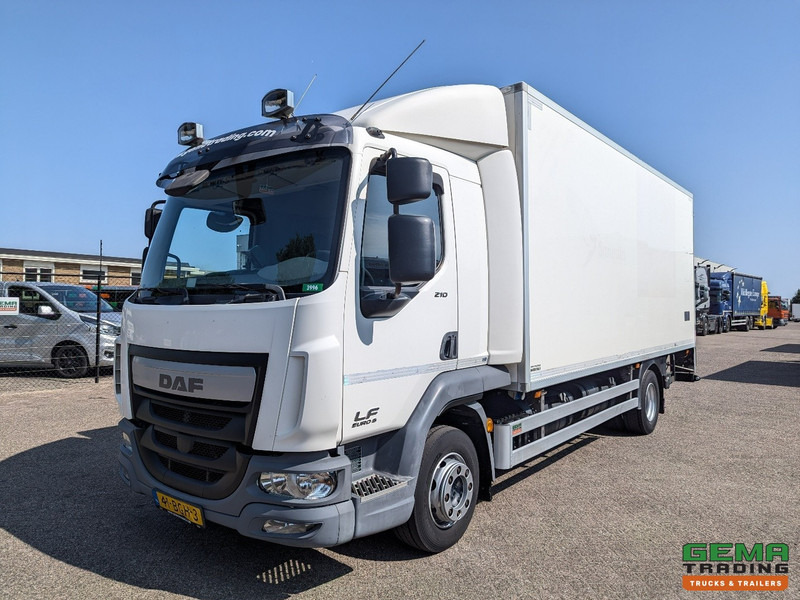 DAF LF 210 FA 4x2 Slaapcab Euro6 - Koelbak 5.5M + Konvekta/Solar-Koeler + Laadklep 1500KG - Zijdeur - 08/2025 APK - Camion frigider: Foto 1 DAF LF 210 FA 4x2 Slaapcab Euro6 - Koelbak 5.5M + Konvekta/Solar-Koeler + Laadklep 1500KG - Zijdeur - 08/2025 APK - Camion frigider: Foto 1
