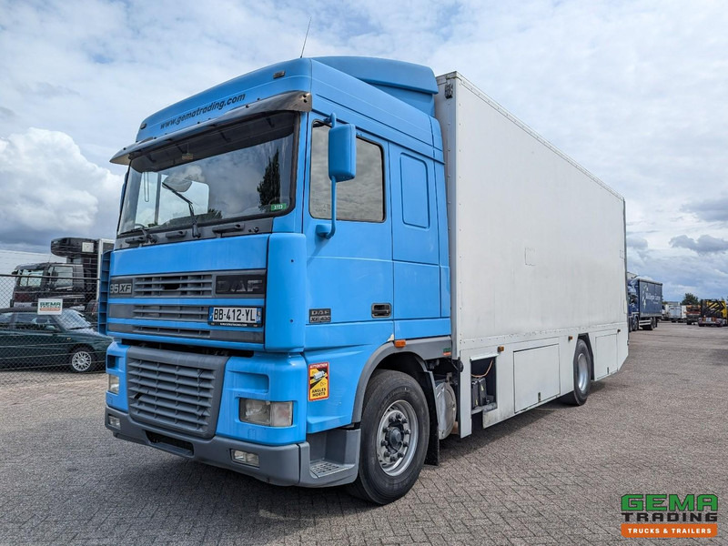 DAF XF95.430 4x2 Spacecab Euro2 - Retarder - Geslotenbak 7.7m - Handgeschakeld - Vangmuil - Camion furgon: Foto 1 DAF XF95.430 4x2 Spacecab Euro2 - Retarder - Geslotenbak 7.7m - Handgeschakeld - Vangmuil - Camion furgon: Foto 1