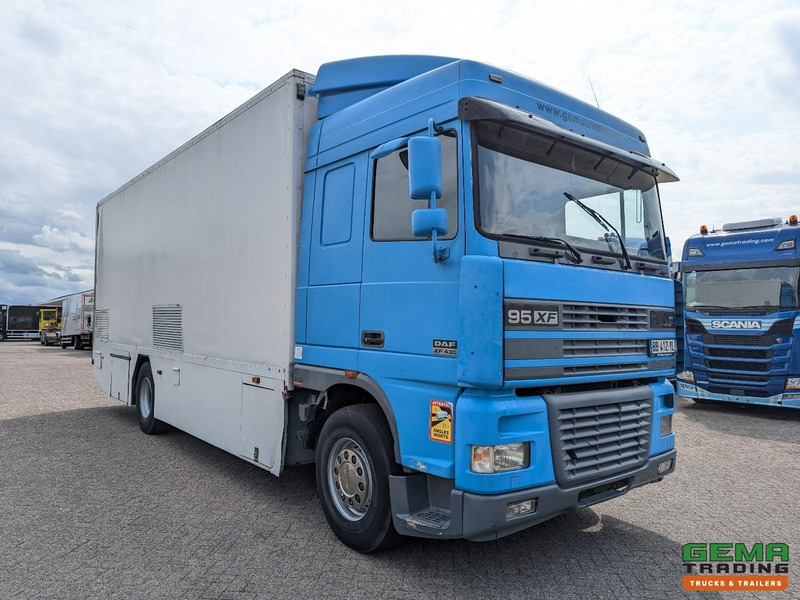 DAF XF95.430 4x2 Spacecab Euro2 - Retarder - Geslotenbak 7.7m - Handgeschakeld - Vangmuil - Camion furgon: Foto 2 DAF XF95.430 4x2 Spacecab Euro2 - Retarder - Geslotenbak 7.7m - Handgeschakeld - Vangmuil - Camion furgon: Foto 2