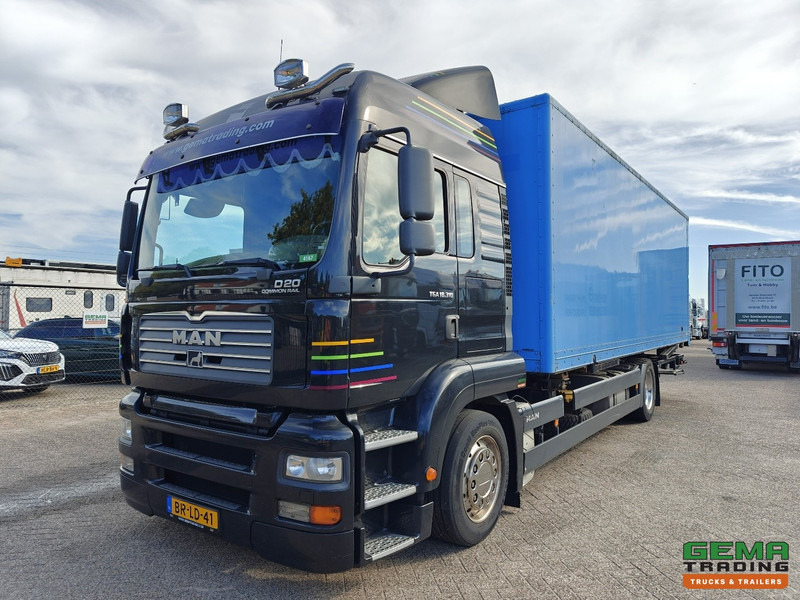 MAN TGA 18.310 4x2 LX Euro3 - Handgeschakeld ZF16 - BDF/VerhuisBak + Laadklep 2000KG - 207.000km - 12/2025 APK - Camion transport containere/ Swap body: Foto 1 MAN TGA 18.310 4x2 LX Euro3 - Handgeschakeld ZF16 - BDF/VerhuisBak + Laadklep 2000KG - 207.000km - 12/2025 APK - Camion transport containere/ Swap body: Foto 1