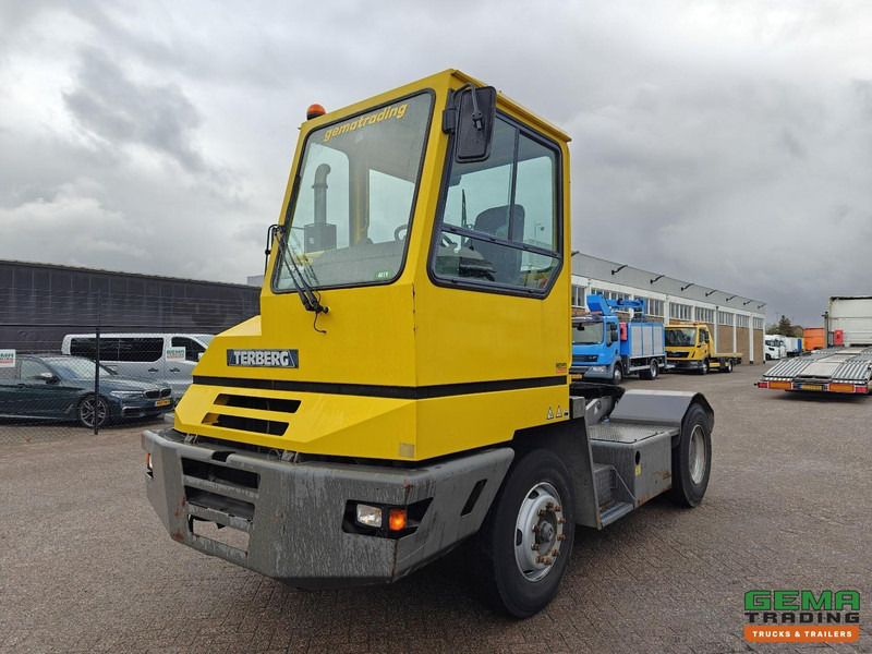 Terberg YT180 Schotel 25T - Naafreductie - Cummins - Landbouw Kenteken 40km/h - Tractor terminal: Foto 1 Terberg YT180 Schotel 25T - Naafreductie - Cummins - Landbouw Kenteken 40km/h - Tractor terminal: Foto 1