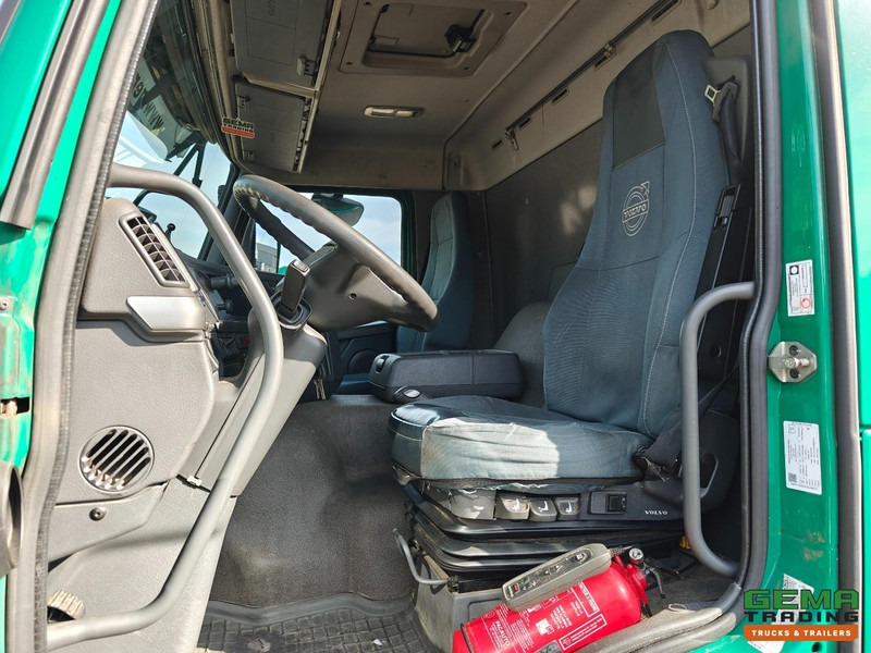 Volvo FM330 4x2 Dagcab Euro5 - KuikenBak 8.4m + Webasto Heater + Dhollandia 2000KG - Camion transport animale: Foto 5 Volvo FM330 4x2 Dagcab Euro5 - KuikenBak 8.4m + Webasto Heater + Dhollandia 2000KG - Camion transport animale: Foto 5