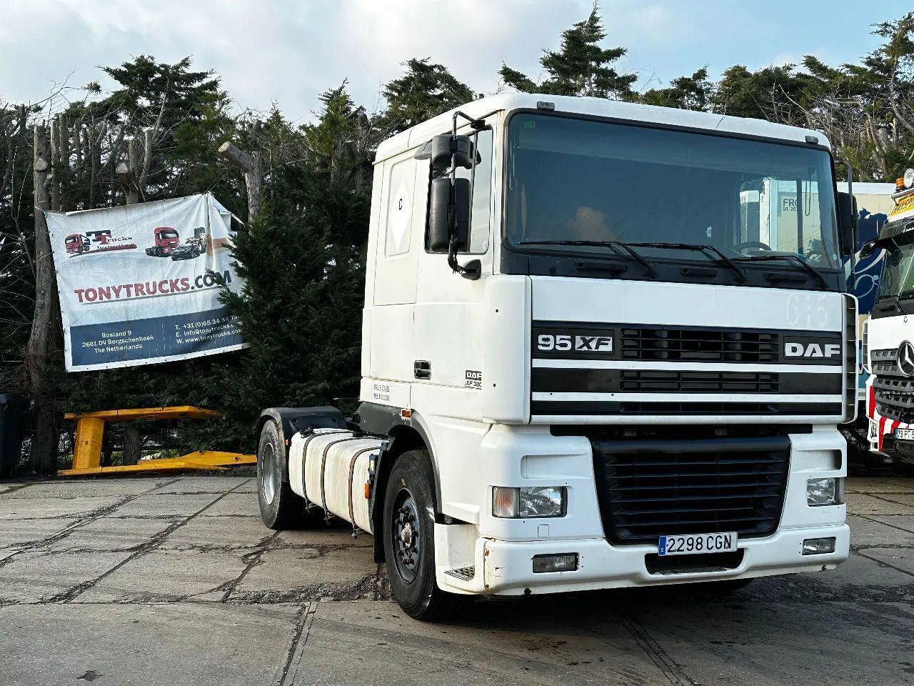 DAF XF 95.380 4X2 Tractor-unit Spring/Air ZF Manual DAF XF 95.380 4X2 Tractor-unit Spring/Air ZF Manual - Cap tractor: Foto 1 DAF XF 95.380 4X2 Tractor-unit Spring/Air ZF Manual DAF XF 95.380 4X2 Tractor-unit Spring/Air ZF Manual - Cap tractor: Foto 1
