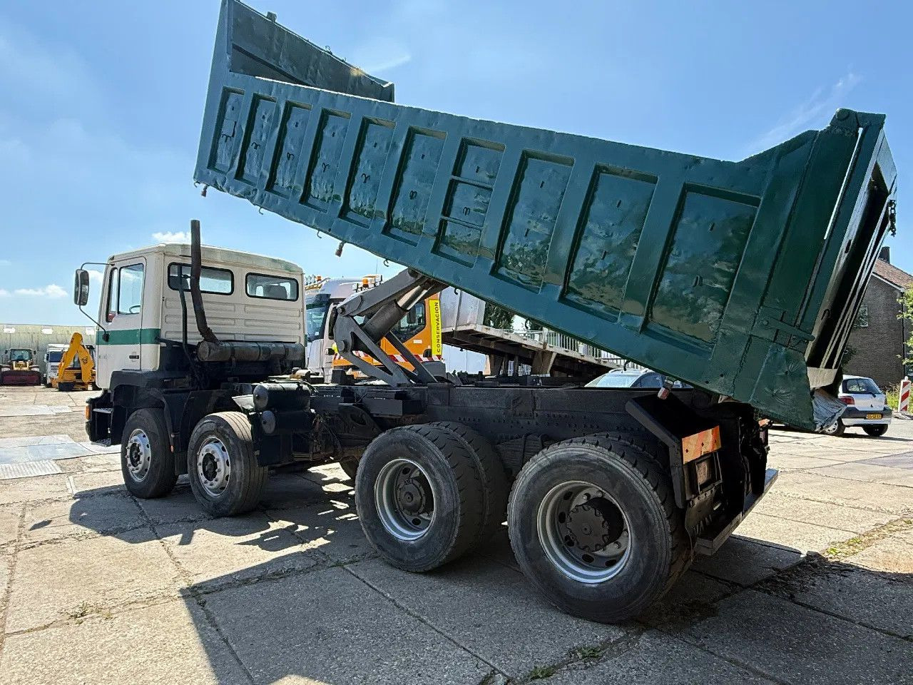 MAN 35.372 8X4 Tipper Spring/Spring ZF Manual Gear E - Camion basculantă: Foto 3 MAN 35.372 8X4 Tipper Spring/Spring ZF Manual Gear E - Camion basculantă: Foto 3