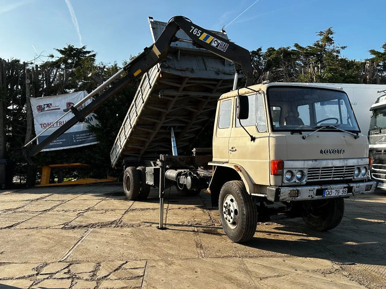 Toyota HINO 14T 4X2 Tipper+Crane Hiab 765 Spring/Spring - Camion basculantă: Foto 1 Toyota HINO 14T 4X2 Tipper+Crane Hiab 765 Spring/Spring - Camion basculantă: Foto 1