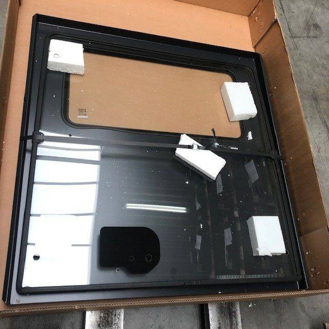 FRONT + ROOF PANEL FOR KOMATSU - Fereastră și piese pentru Stivuitor: Foto 3 FRONT + ROOF PANEL FOR KOMATSU - Fereastră și piese pentru Stivuitor: Foto 3
