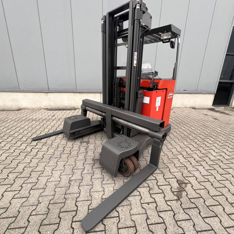 Linde R25F - Stivuitor cu catarg retractabil, cu schimbare rapidă de direcţie: Foto 4 Linde R25F - Stivuitor cu catarg retractabil, cu schimbare rapidă de direcţie: Foto 4