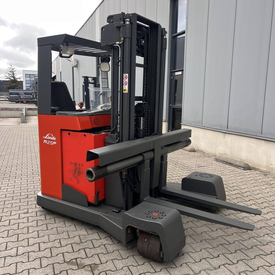 Linde R25F - Stivuitor cu catarg retractabil, cu schimbare rapidă de direcţie: Foto 3 Linde R25F - Stivuitor cu catarg retractabil, cu schimbare rapidă de direcţie: Foto 3