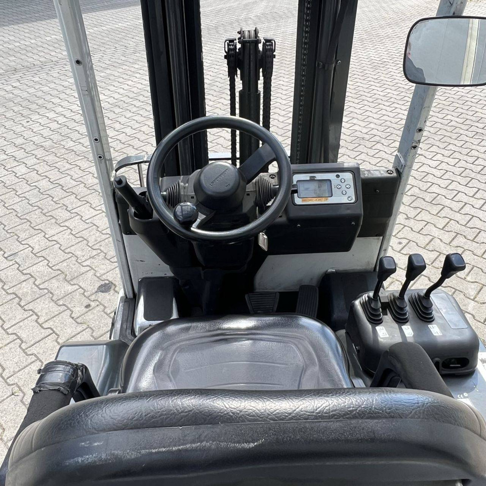 Unicarriers TX3-20L (AG1N1L20Q) - Electrostivuitor: Foto 4 Unicarriers TX3-20L (AG1N1L20Q) - Electrostivuitor: Foto 4