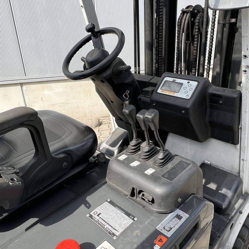 Unicarriers TX3-20L (AG1N1L20Q) - Electrostivuitor: Foto 3 Unicarriers TX3-20L (AG1N1L20Q) - Electrostivuitor: Foto 3